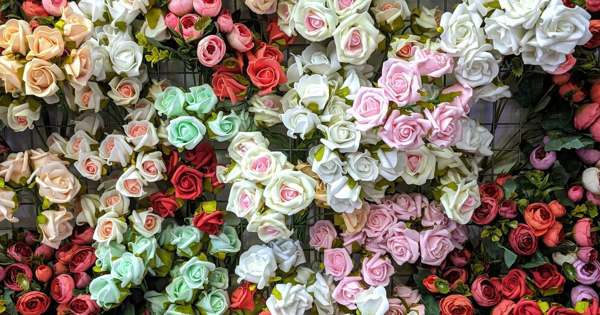 Fleurs artificielles en gros, roses et compositions pour professionnels